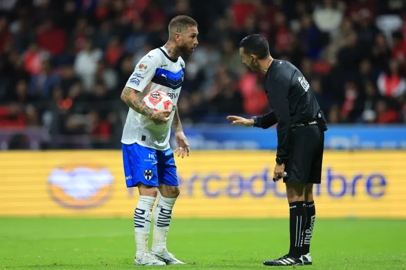 Sergio Ramos durante el juego de Monterrey contra Toluca en el Apertura 2025