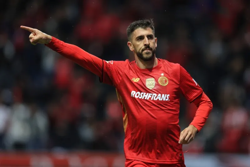 Paulinho en un partido de la Liga MX contra Toluca