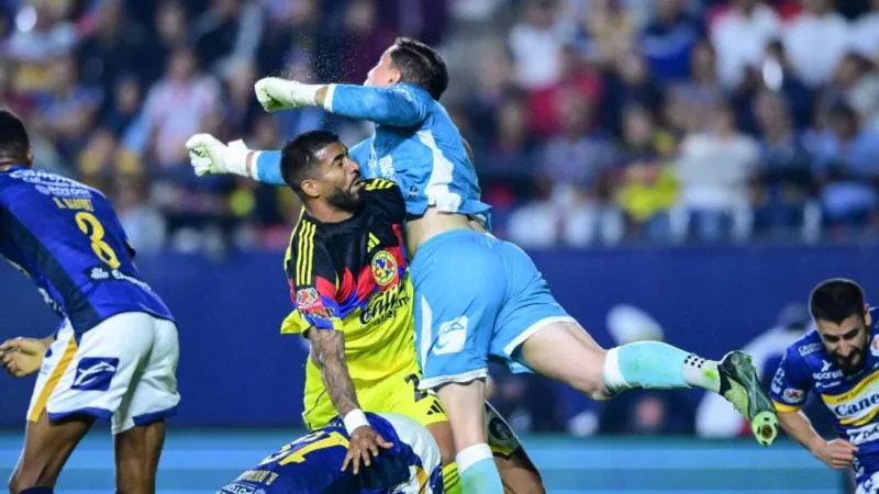 Rodrigo Aguirre recibe golpe | MEXSPORT