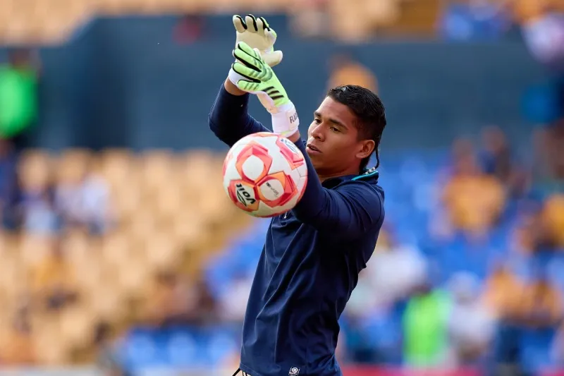 Kevin Mier en calentamiento previo al juego ante Tigres