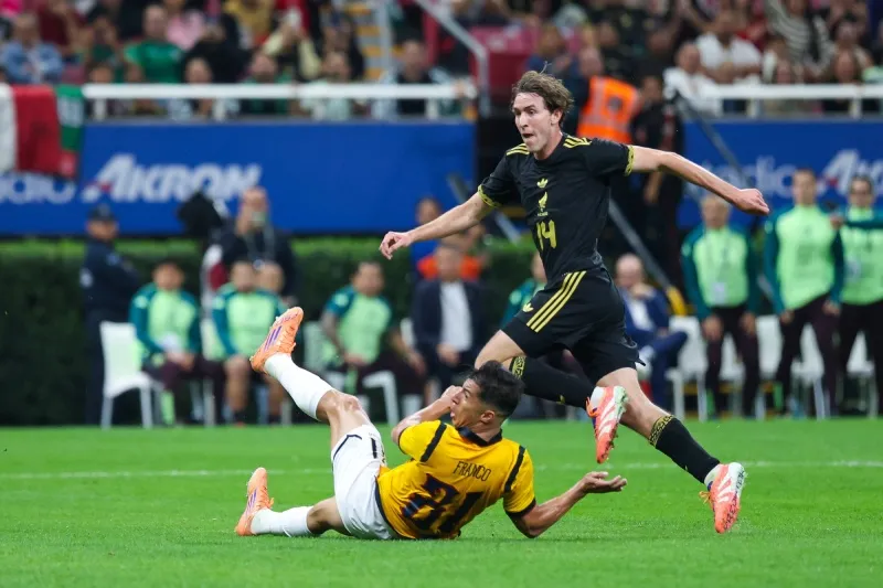Marcel Ruiz y Alan Franco en el Estadio Akron