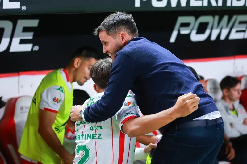 Larcamón regresó al Estadio Victoria