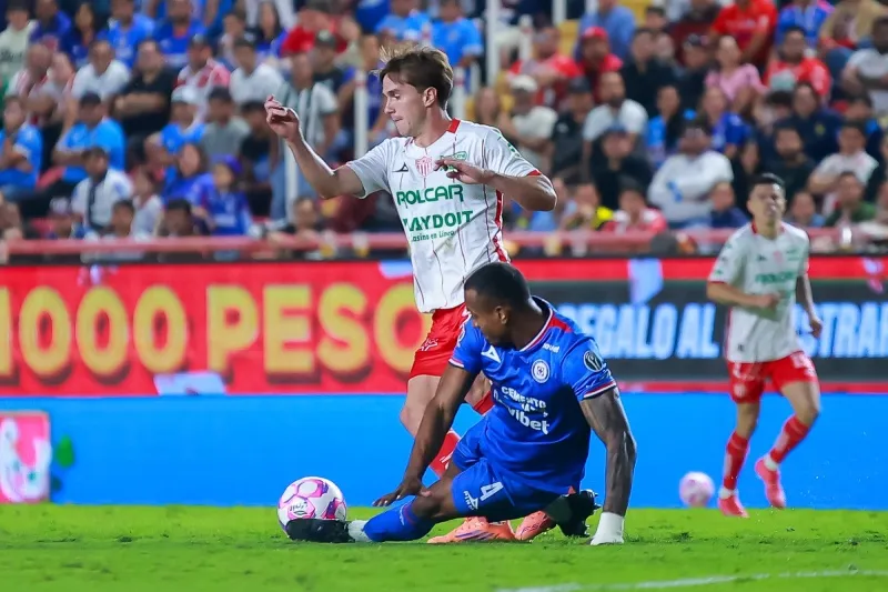 Cruz Azul y Necaxa dividieron unidades