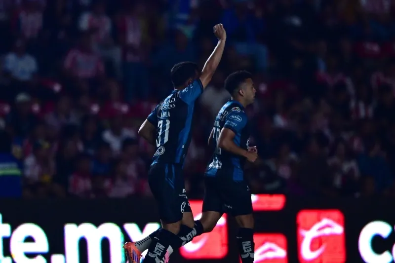 Alí Ávila en el partido de Gallos Blancos contra Chivas