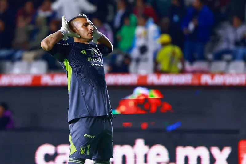 Nahuel Guzmán durante el partido contra Pachuca