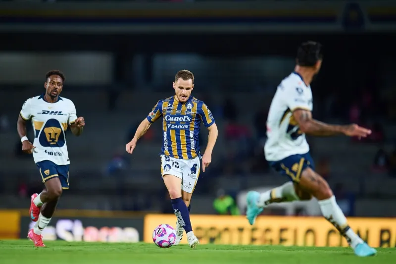 Salles-Lamonge en el partido contra Pumas
