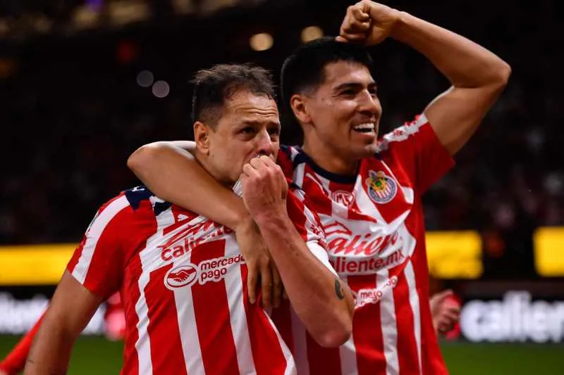 Javier Hernández besa el escudo de Chivas | MEXSPORT