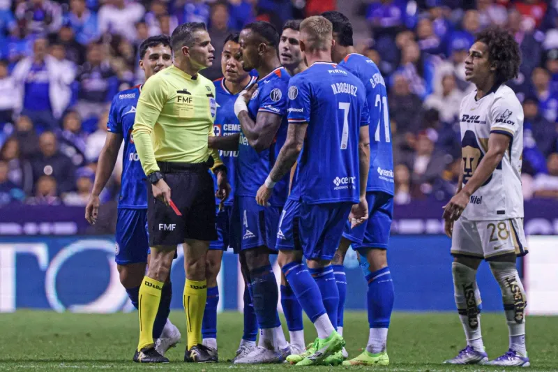 Higuita cuestionó el arbitraje en el Cruz Azul vs Pumas