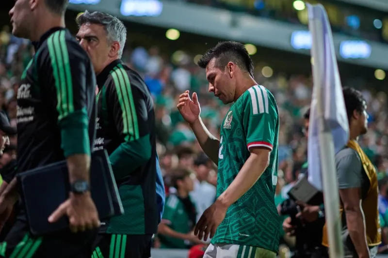 Lozano no pudo concluir el partido