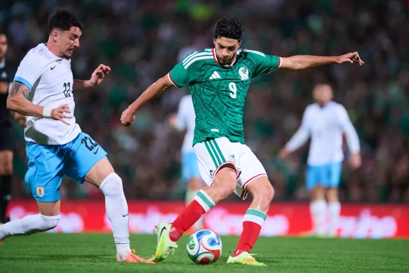 Raúl Jiménez en el partido de la Selección Mexicana contra Uruguay