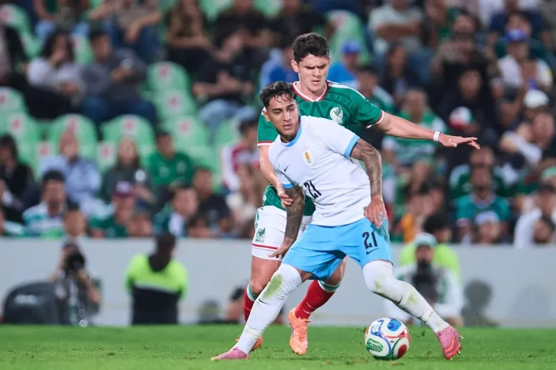 Israel Reyes en el partido ante Uruguay