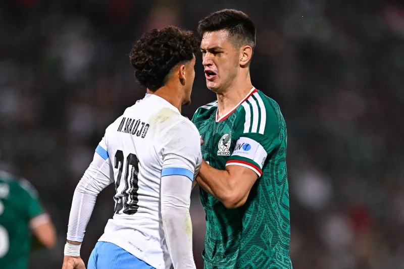 César Montes en el partido amistoso contra Uruguay