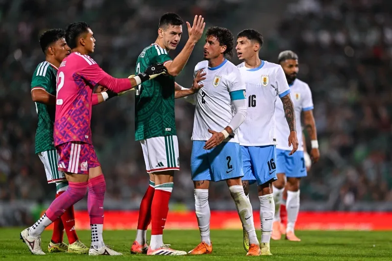 Rangel y César Montes en el partido de México contra Uruguay