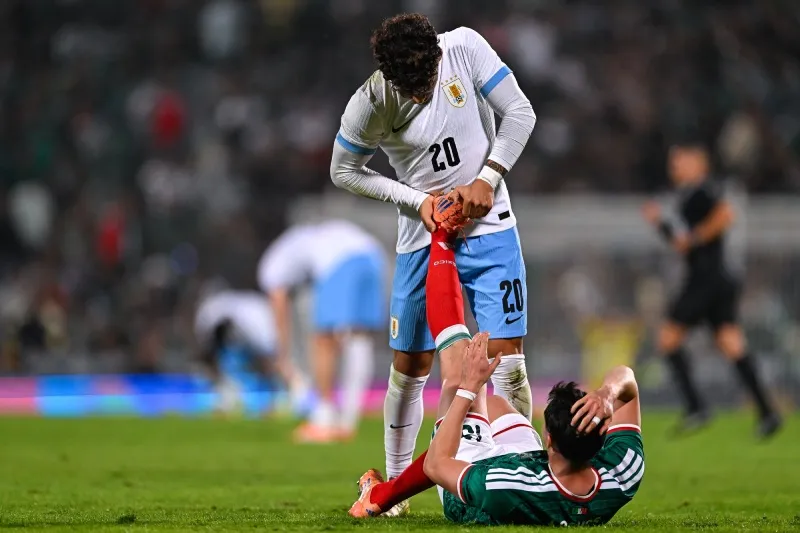 Israel Reyes con un calambre en el partido ante Uruguay