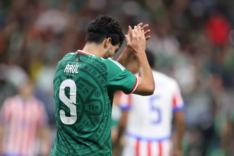 Raúl Jiménez durante el partido contra Paraguay