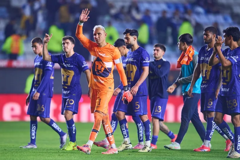 Navas y los jugadores de Pumas luego de la derrota en el Play In