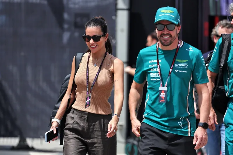 Melissa Jiménez y Fernando Alonso en el paddock