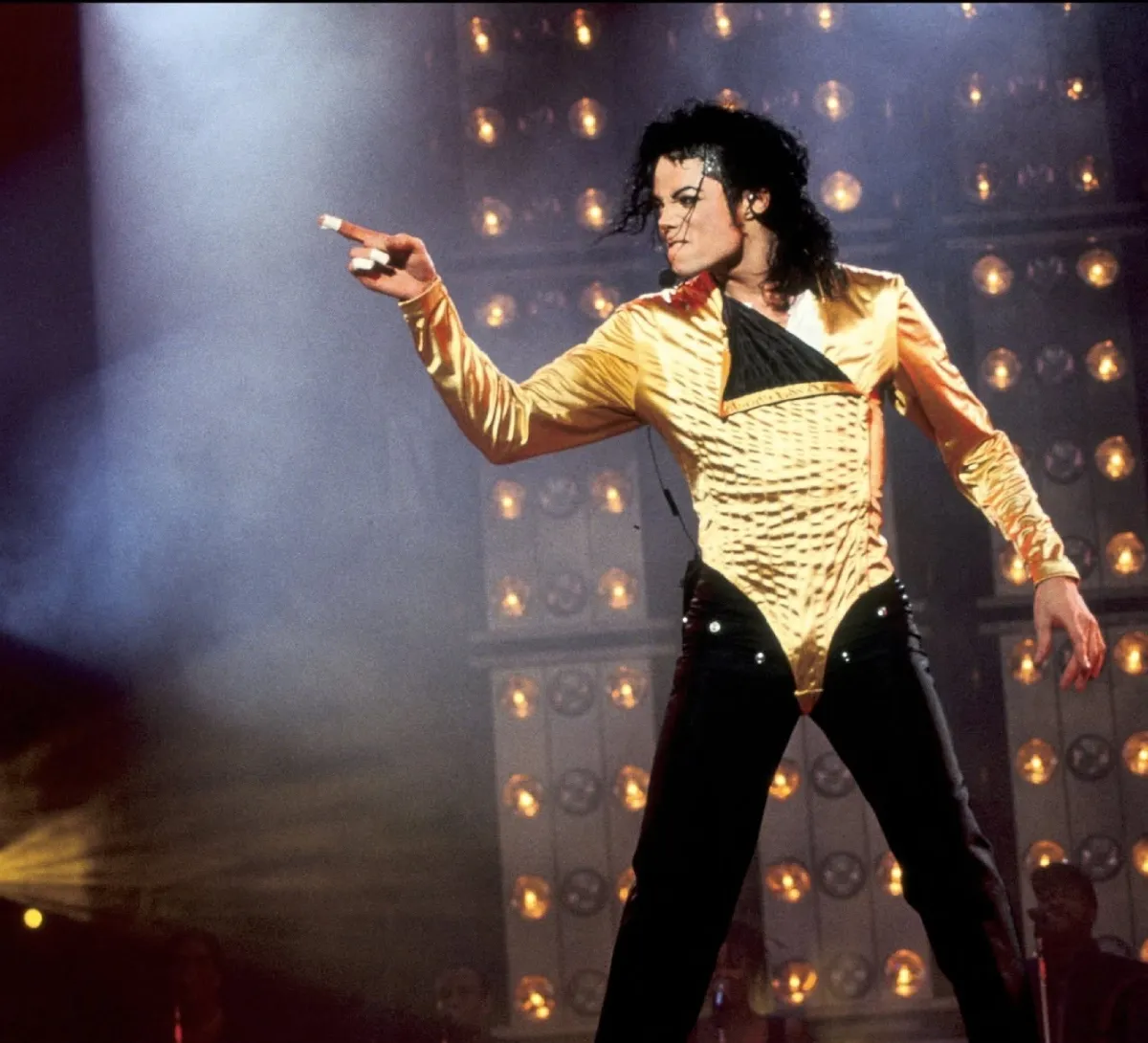 El empleado de un almacén desconocía la política de cero tolerancia a sus ruidos / FB: @michaeljackson