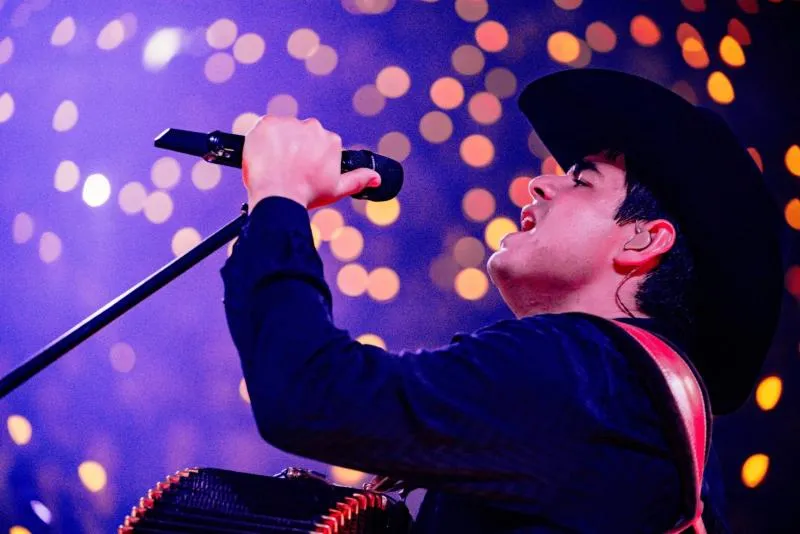 El cantante Alfredo Olivas vivió un momento de tensión durante su presentación en el Palenque de Pachuca. / Alfredo Olivas Oficial