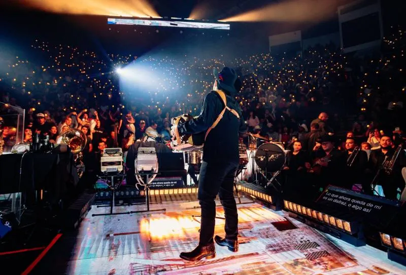 El cantante recibió una prenda del fallecido Juan Gabriel, según fuentes locales. / Alfredo Olivas Oficial