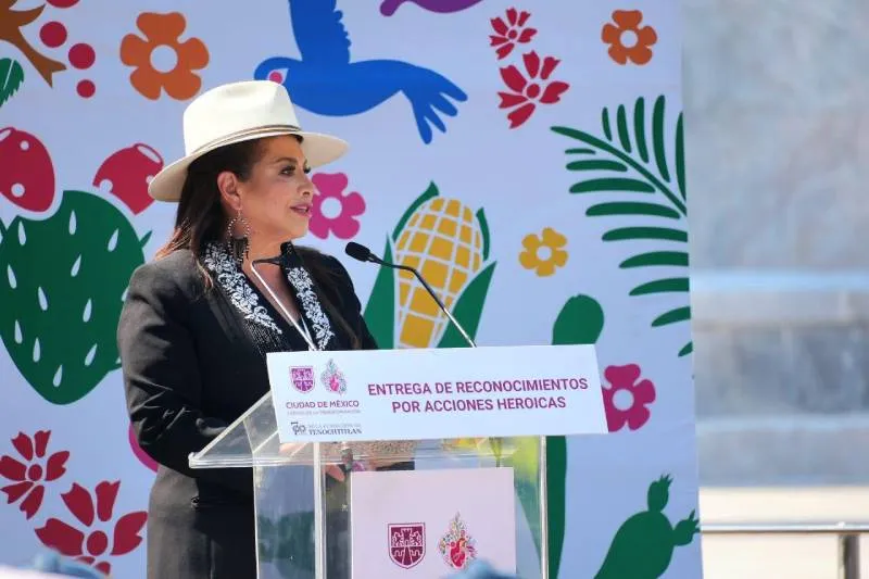 Clara Brugada, entregó la Insignia Yaotl a personal del Gobierno capitalino que realizó acciones heroicas. / Secretaría del Medio Ambiente