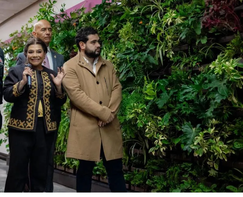 El muro verde fue colocado en la estación Juanacatlán de la Línea 1; busca mejorar el ambiente y la estética del transporte público/Jefatura de Gobierno