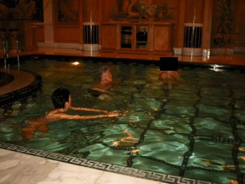 Bill Clinton, Ghislaine Maxwell y una persona no identificada. / Departamento de Justicia