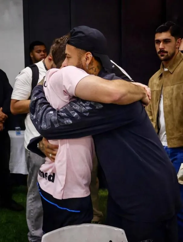 El abrazo de los dos | @arthurmelo