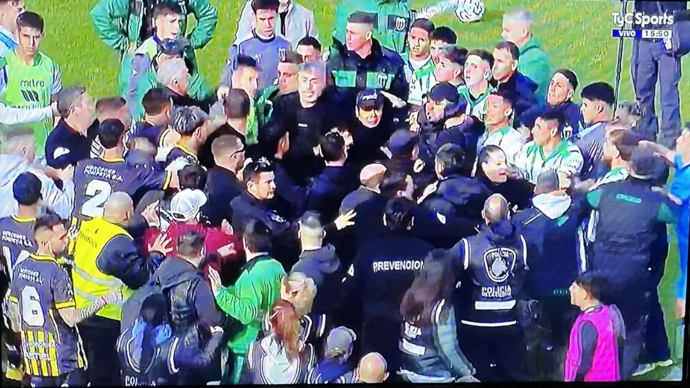 Imágenes del incidente entre el Almirante y Nueva Chicago | @unpibefortinero