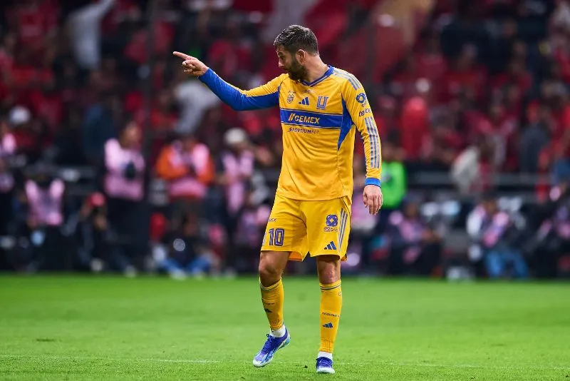 Gignac se olvidó del partido para reclamarle al cuarto árbitro | MEXSPORT