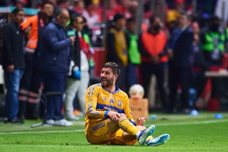 Gignac se olvidó del partido para reclamarle al cuarto árbitro | MEXSPORT