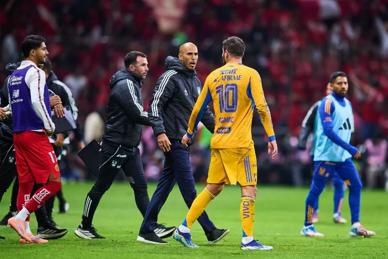 Gignac se olvidó del partido para reclamarle al cuarto árbitro | MEXSPORT