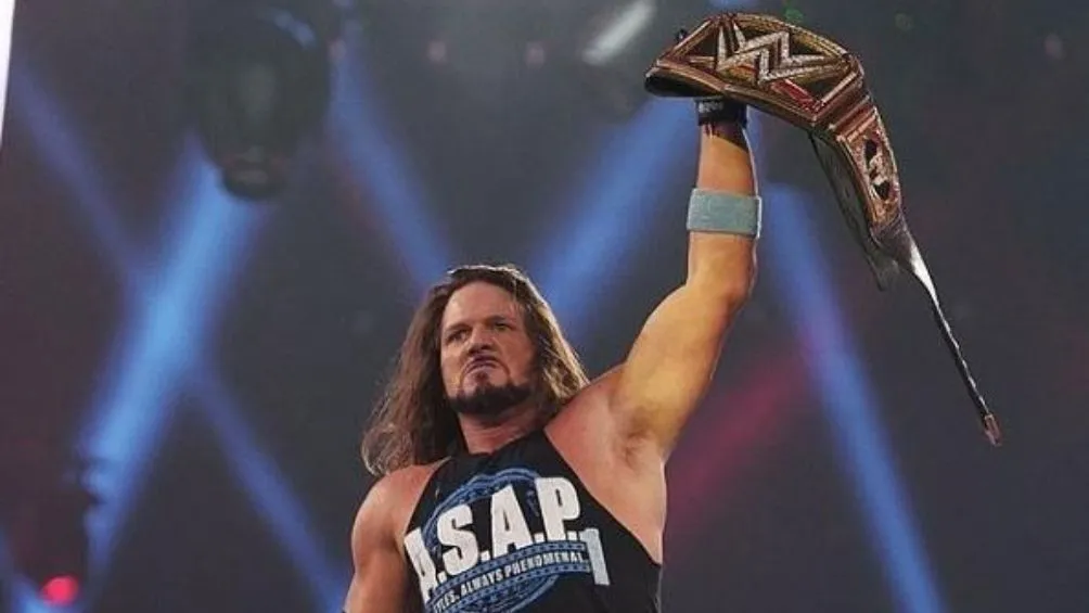 Styles levantando el título de la WWE | AP