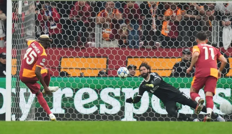 Alisson intenta atajar penalti