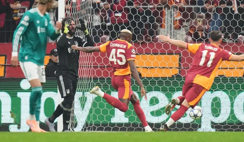 Alisson, molesto tras gol de Galatasaray