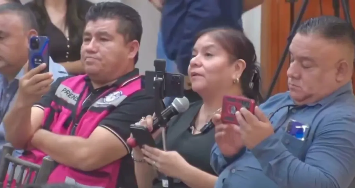 La reportera cuestionó al mandatario local para realizarse la prueba / Redes Sociales