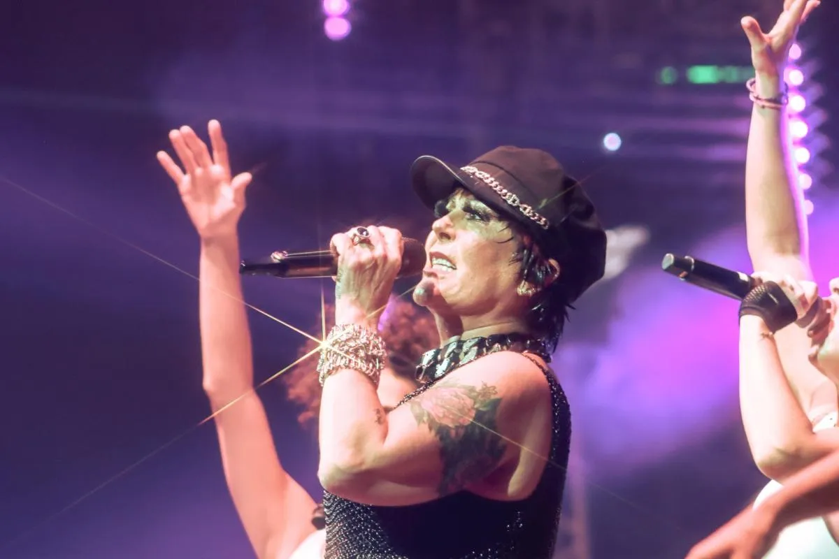 Una cirugía fue la causante de alejarla de los escenarios por varios meses / FB: @laguzmanoficial