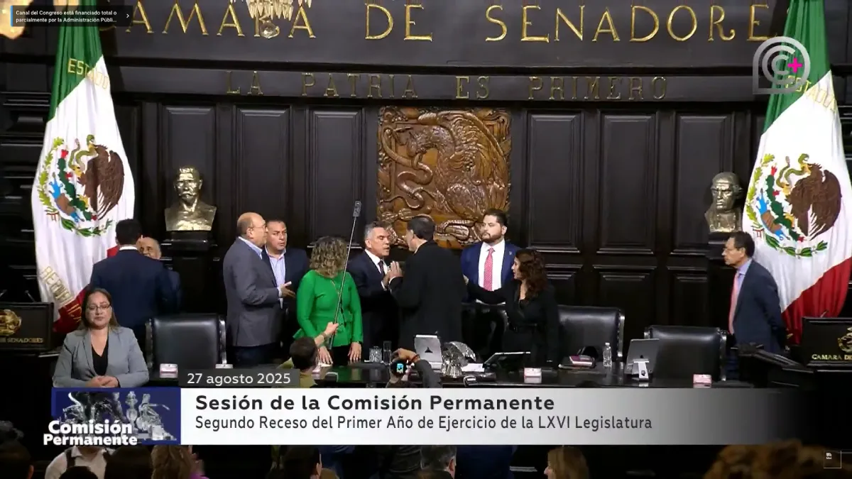 Los senadores se encararon mientras estaba en vivo la transmisión / Redes Sociales