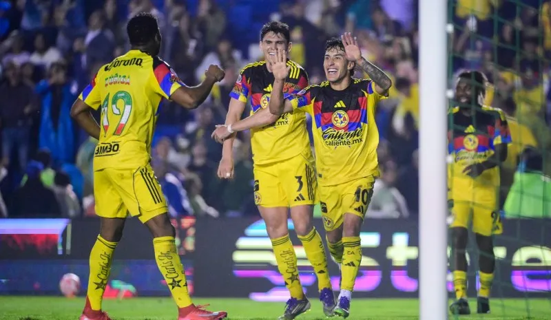 Zendejas hace festejo de gol