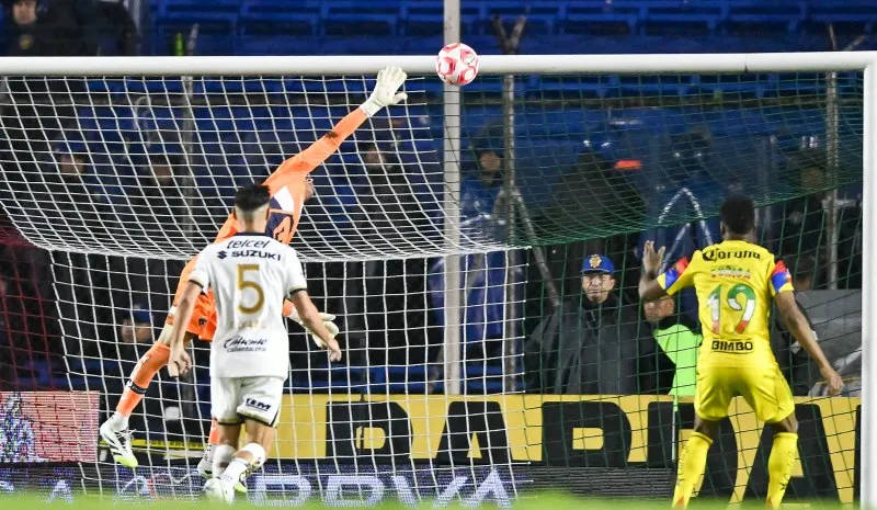 Keylor Navas intenta atajar el disparo de Zendejas