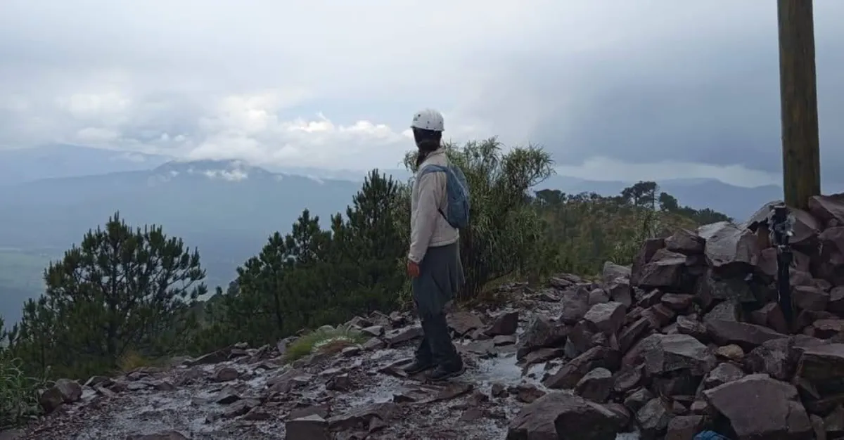 Ana Ameli se unió a un grupo de desconocidos para escalar / Redes Sociales