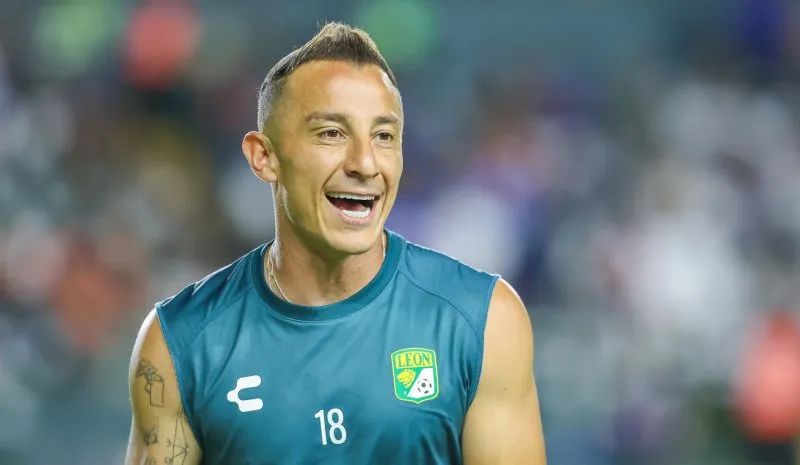 Guardado sonríe en acción con León