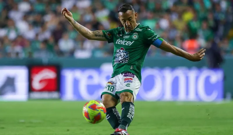 Andrés Guardado en acción