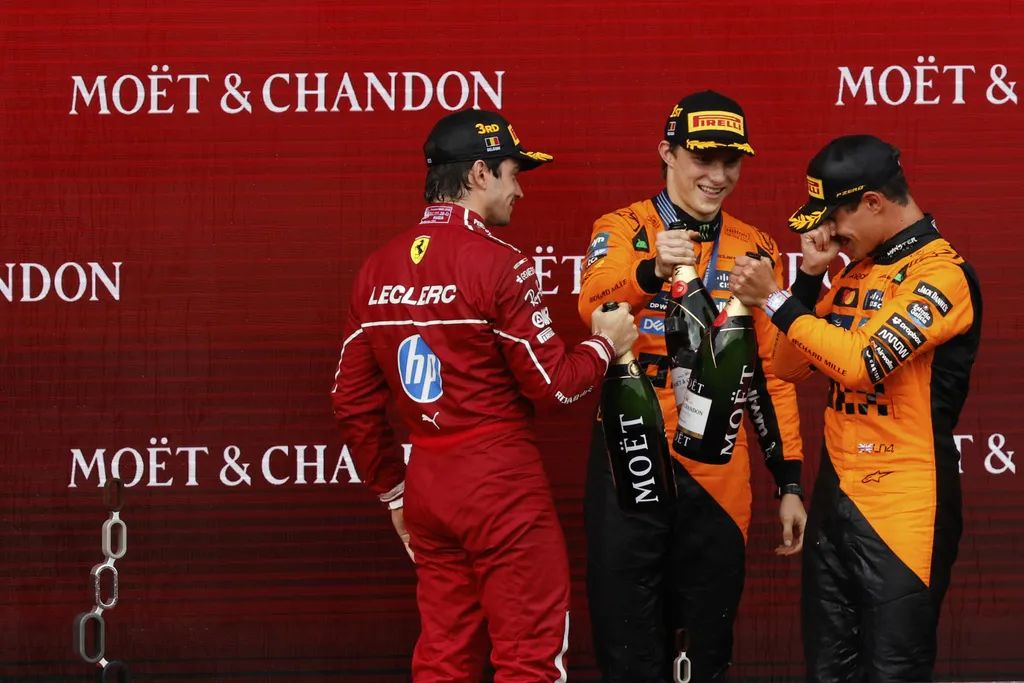 Norris dejó ir la victoria ante Piastri