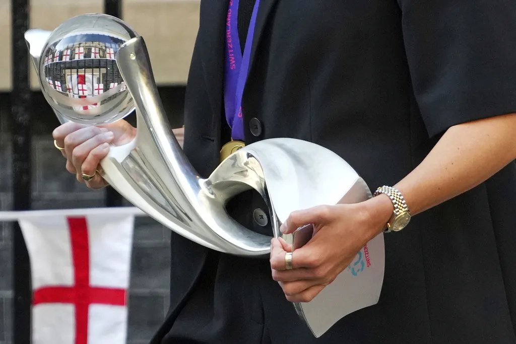 Inglaterra presentó su título este lunes en Downing Street