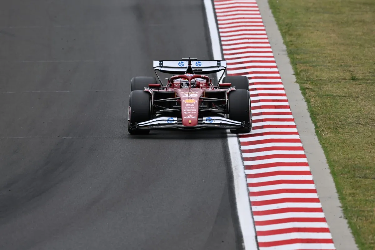 Russell arremetió contra Leclerc y Ferrari