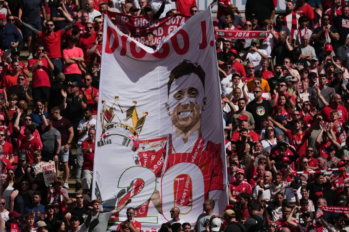 La afición no se olvida de Diogo Jota
