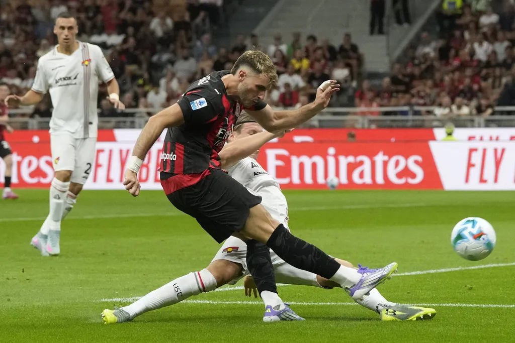 Santi Giménez puede tener más competencia esta temporada