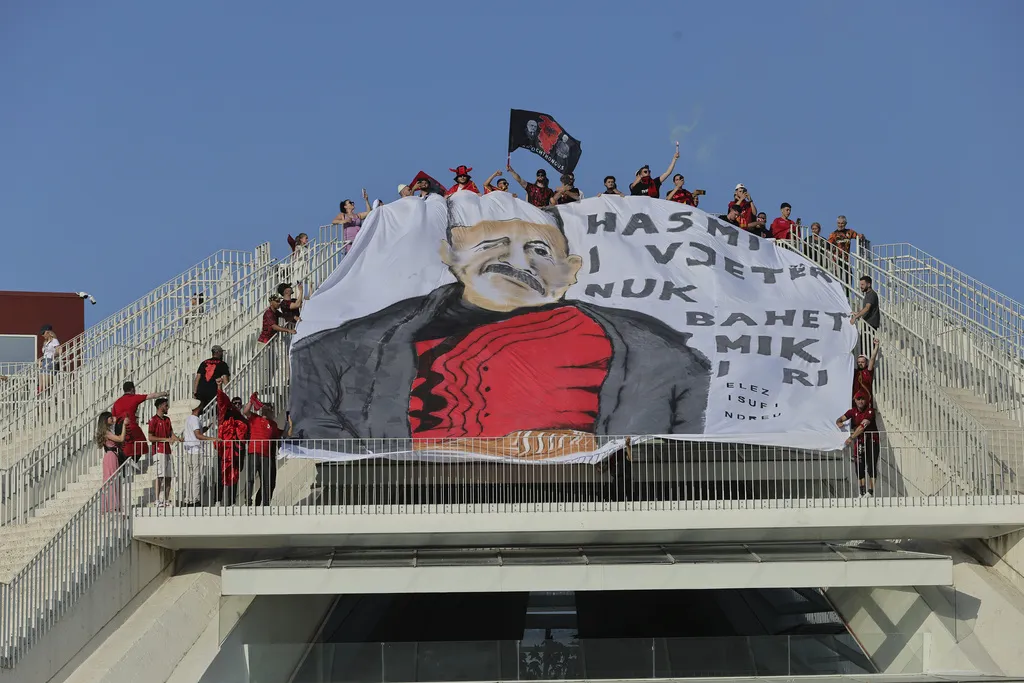 Albania fue multada por el comportamiento de sus fans