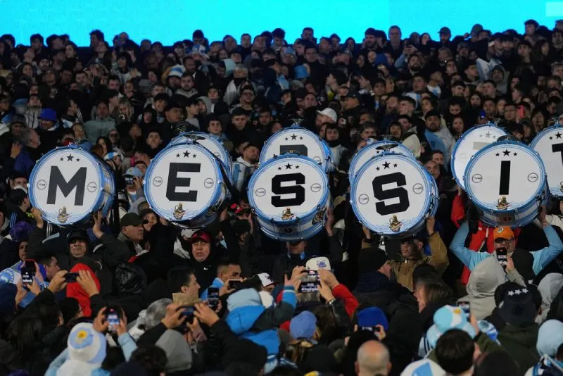 El astro cedió el penal a Suárez